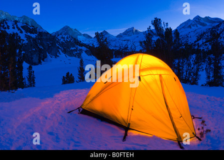 Tente dôme jaune au crépuscule rougeoyant dans la Vallée des Lacs John Muir Wilderness Sierra Nevada en Californie Banque D'Images