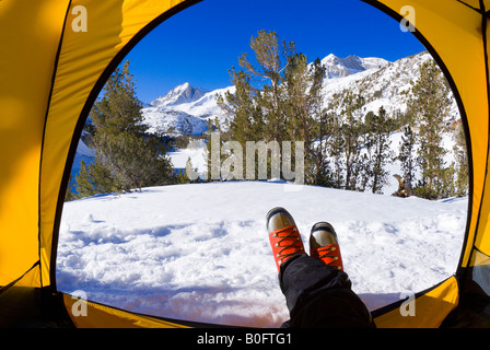 Vue d'une tente dôme jaune en hiver peu d'Inyo National Forest de la Vallée des Lacs de la Sierra Nevada en Californie Banque D'Images