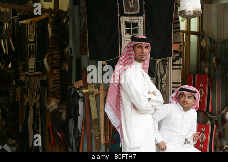 Les hommes en costumes traditionnels à la marché Souq Waqif à Doha, Qatar. Banque D'Images