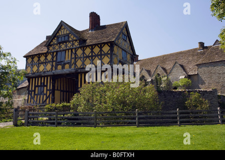 Stokesay Castle manoir fortifié du 13e siècle 17e siècle avec cadre en bois gatehouse Craven Arms Shropshire West Midlands England UK Banque D'Images