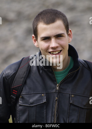 Sourire heureux adolescent de dix-huit ans dans une veste en cuir Banque D'Images