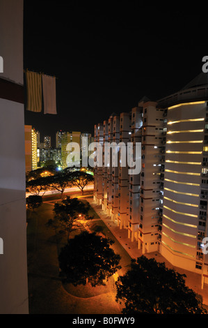 Offres et demandes de logement public de Singapour de nuit Banque D'Images