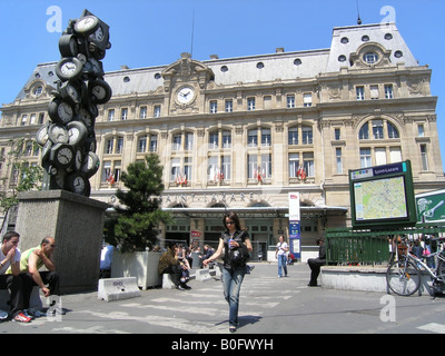 La gare la Gare St Lazare avec horloge sculpture Paris France Banque D'Images