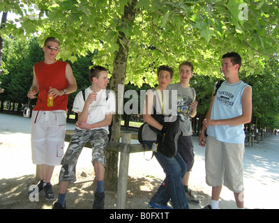 Groupe d'étudiants à l'ombre dans les jardins des Tuileries Paris France Banque D'Images