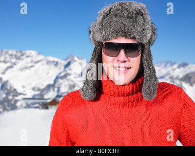 Jeune homme en chapeau à la montagne Banque D'Images