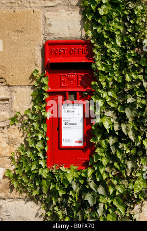 Post box dans le village des Cotswolds de Chipping Campden, UK Banque D'Images