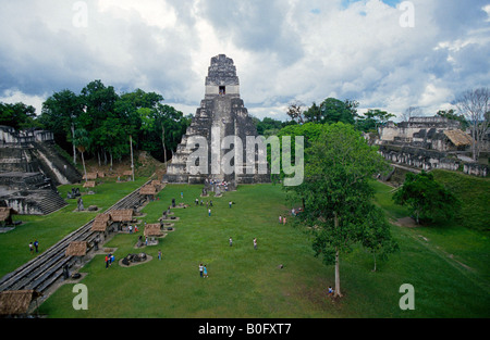 Une vue de la pyramide principale ou temple de Tikal ruines mayas dans les hautes terres du Guatemala Tikal était une ville importante de la Maya Banque D'Images