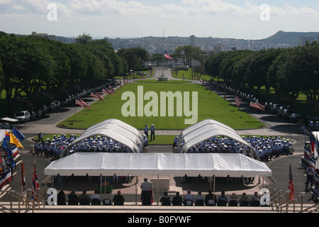 Cérémonie de la marine tenue au Cimetière commémoratif de Punchbowl à Honolulu Banque D'Images