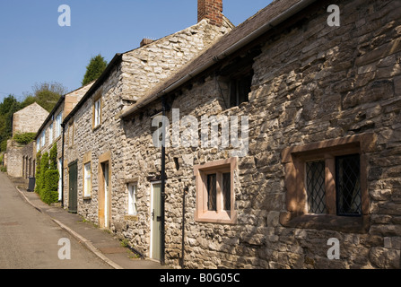 Royaume-uni Derbyshire Peak District dans l'eau d'Ashford Hill Cross Lane petits cottages en pierre rénovée Banque D'Images