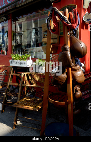 Des gants de boxe et sac de boxe suspendu à Alice's antiques shop, Portobello Banque D'Images