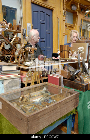 Antiquités au marché de Portobello road Banque D'Images