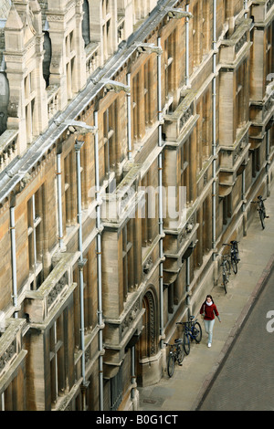 Promenades d'un étudiant par la façade de Tree Court, Gonville et Caius College de Cambridge vu de la tour de St Marys Church Banque D'Images