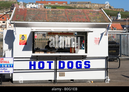 Stand de hot-dog sur le front, Whitby, Côte Est, North Yorkshire, England, United Kingdom Banque D'Images