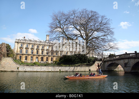 Promenades en barque sur la rivière Cam par Clare College, Cambridge, Royaume-Uni Banque D'Images