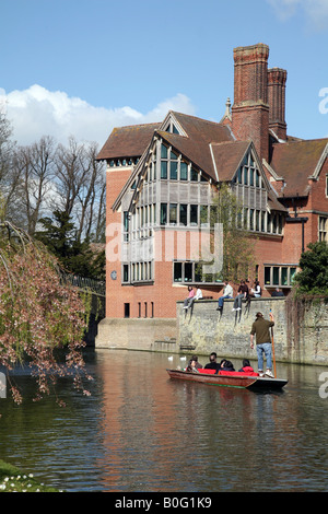 Promenades en barque sur la rivière Cam vu par les étudiants de 'Trinity Hall' College, Cambridge, Royaume-Uni Banque D'Images