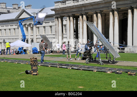 Tournage équipe travaillant de l'équipement à l'extérieur du Royal Naval College Greenwich utilisé pour la production de Charles Dickens Little Dorrit Londres Angleterre Royaume-Uni Banque D'Images