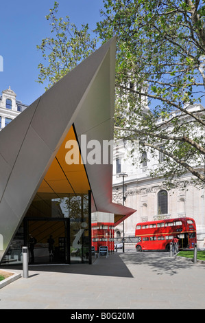 Ville de London tourist information centre à côté de la Cathédrale St Paul avec Routemaster bus passant sur le nombre quinze Rout du patrimoine Banque D'Images