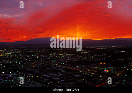 Coucher de soleil sur l'ouest des collines de Las Vegas comme vu du haut de la stratosphère- Casino Las Vegas, Nevada (États-Unis) Banque D'Images