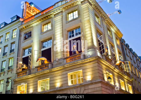 Paris France, Noël éclairage sur le magasin de produits de luxe "Hermes" avec décorations spéciales la nuit, rue du faubourg saint honoré chic Banque D'Images