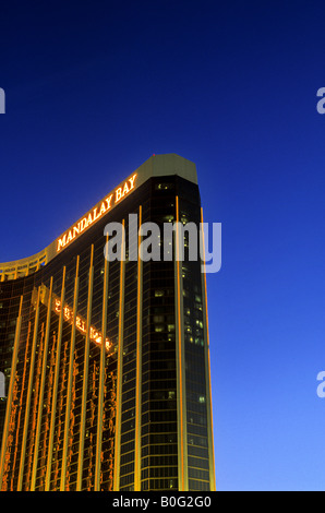 Façade de l'étagé 43 Mandalay Bay Casino Hotel sur Las Vegas Blvd au coucher du soleil- Las Vegas au Nevada (États-Unis) Banque D'Images