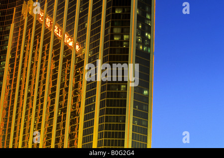 Façade de l'étagé 43 Mandalay Bay Casino Hotel sur Las Vegas Blvd au coucher du soleil- Las Vegas au Nevada (États-Unis) Banque D'Images