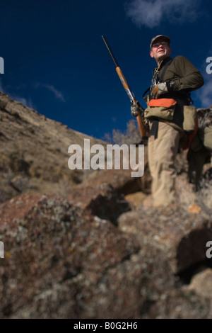 Amérique du Nord, Etats-Unis, l'homme pour la chasse aux oiseaux des hautes terres Alectoris chukar dans le sud-est de l'Oregon Owyhee River Canyon. M. Banque D'Images