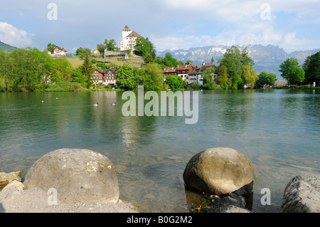 Lac pittoresque et château de Werdenberg au printemps, Rheintal CH Banque D'Images