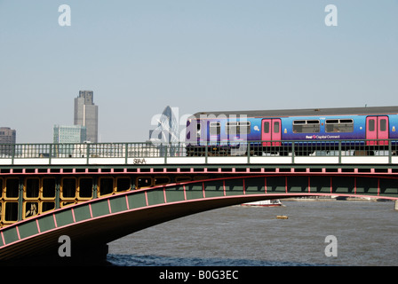 Train passant sur Blackfriars Bridge avec la ville de Londres dans l'arrière-plan London UK 2008 Banque D'Images