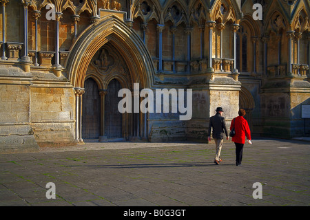 Les visiteurs de la cathédrale de Wells Somerset UK Banque D'Images