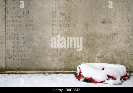 Couronne de pavot dans la neige, sur le monument aux morts, conçu par Edwin Lutyens, York, North Yorkshire, Royaume-Uni. Banque D'Images