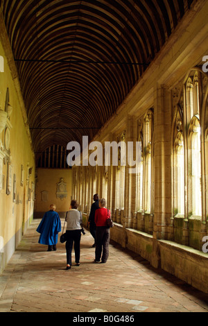 Winchester College Hampshire England UK Les touristes en se promenant dans le Cloître Banque D'Images