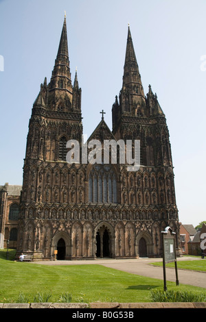 Lichfield Staffordshire England UK L'entrée principale de la cathédrale de Lichfield célèbre pour ses trois spires Banque D'Images