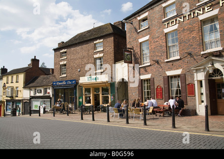 Shifnal Shropshire England UK peuvent gens assis dehors au soleil en face de tontine Hotel Banque D'Images