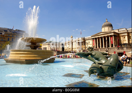 Fontaines de Trafalgar Square Londres, avec Galerie Nationale derrière Banque D'Images