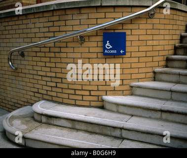 Accès handicapés signer par des escaliers. London England UK. Banque D'Images