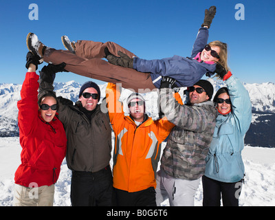 Young woman holding du groupe dans l'air Banque D'Images