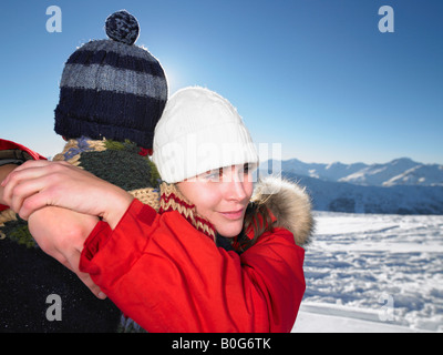 Couple hugging on mountain top Banque D'Images