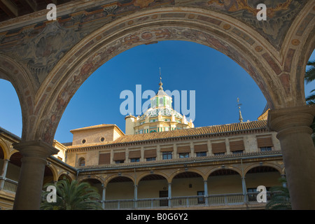 Coupole de la Basilique San Juan de Dios, vu de la cour intérieure de l'Hospital Universitario Virgen de las Nieves Banque D'Images