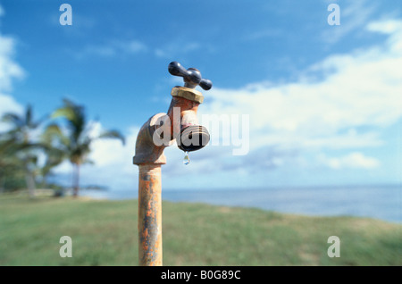 Robinet d'égoutture près de la plage Banque D'Images