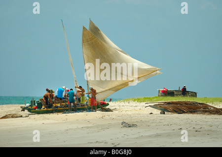 Les pêcheurs reviennent de la mer avec les prises de poissons par jour plage de Carneiros Tamandaré Pernambuco Brésil district Banque D'Images