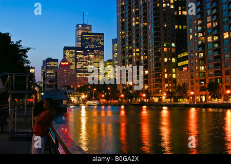 Le centre-ville de Toronto Vue nocturne du lac Ontario Harbourfront
