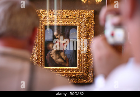 Visiteurs en face de la célèbre peinture de Léonard de Vinci 'Madonna Litta" dans le Musée de l'Ermitage à Saint-Pétersbourg, Russie Banque D'Images