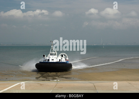 L'aéroglisseur à Ryde Portsmouth près de Ryde, sur l'île de Wight. Banque D'Images