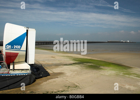 Ryde Pier et Hovercraft - Île de Wight. Banque D'Images