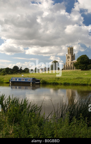L'église et la rivière Fotheringhay Nene Northamptonshire Angleterre Banque D'Images