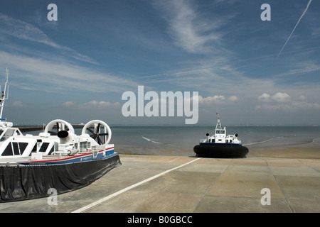 L'aéroglisseur à Ryde Portsmouth près de Ryde, sur l'île de Wight. Banque D'Images