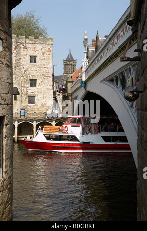 YORK CITY RIVER OUSE BOAT CRUISER LENDAL BRIDGE Banque D'Images