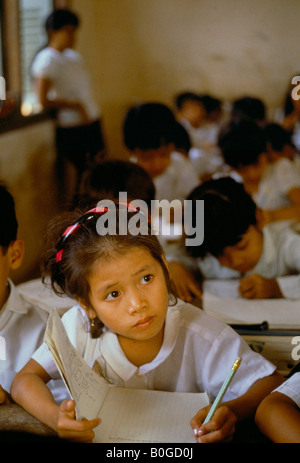 Les enfants en classe à l'école primaire Chatomouk, Phnom Penh, Cambodge. Banque D'Images