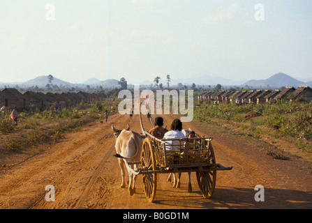 Une famille balade en chariot vers leur nouvelle guerre accueil règlement déplacées, au Cambodge. Banque D'Images