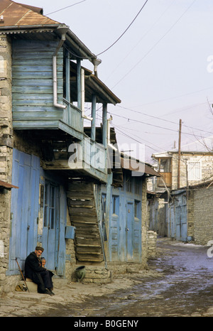 Un homme et une femme assis à l'extérieur des maisons dans Ismailly, Azerbaïdjan. Banque D'Images